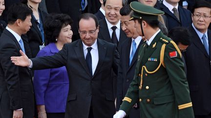 Fran&ccedil;ois Hollande en visite &agrave; P&eacute;kin (Chine), le 25 avril 2013, avec son homologue chinois&nbsp;Xi Jinping. (MARK RALSTON / AFP)