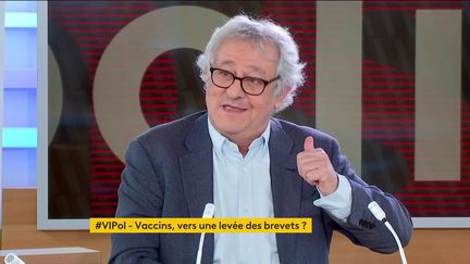 Levée des brevets des vaccins : "ça permet à toutes sortes de producteurs, donc de gens, d'y avoir", estime un économiste