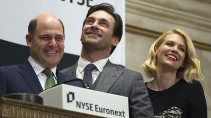 Jon Hamm (C) et January Jones (D) que les fans de la s&eacute;rie "Mad men" connaissent bien, ravis d'avoir sonn&eacute; la cloche pour l'ouverture de la bourse de New York.&nbsp; (LUCAS JACKSON / REUTERS)