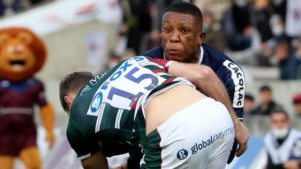 Le&nbsp;troisième ligne de l'UBB, Cameron Woki, contre Leicester, le 11 décembre 2021 à Chaban-Delmas. (ROMAIN PERROCHEAU / AFP)