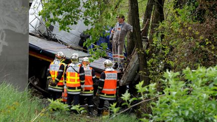 Les secours sur les lieux de l'accident entre un poids lourd et cinq v&eacute;hicules sur la RN201&nbsp;&agrave; Chamb&eacute;ry (Savoie), le 13 avril 2012. (JEAN-PIERRE CLATOT / AFP)