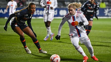 Eugénie Le Sommer au duel, le 21 janvier 2023, lors du match Lyon-Montpellier. (NORBERT GRISAY  / MAXPPP)