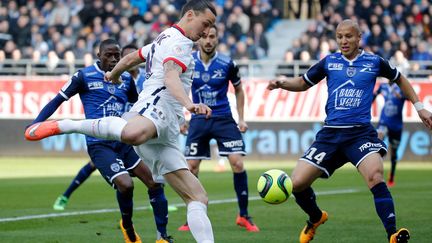 &nbsp; (Zlatan Ibrahimovic attaquant du Paris Saint Germain face à Xavier Thiago, lors du match de Ligue 1 contre Troyes © Maxppp)