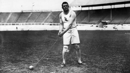 L'am&eacute;ricain Matthew McGrath lors de l'&eacute;preuve du lancer de marteau. Avec un lancer &agrave; 51,18 m&egrave;tre, il remporte la m&eacute;daille d'argent derri&egrave;re son compatriote John Flanagan. (HULTON ARCHIVE / GETTY IMAGES)