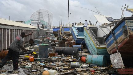 Des bateaux de pêche ont été endommagés par le passage de l'ouragan Béryl à Bridgetown (La Barbade), le 1er juillet 2024. Après le passage de l'ouragan, la Barbade semble "l'avoir échappé belle", selon le ministre des Affaires intérieures et de l'Information, Wilfred Abrahams. (RANDY BROOKS / AFP)