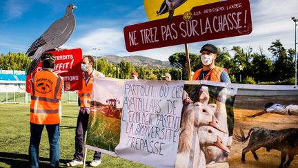 Des&nbsp;chasseurs manifestent contre l'interdiction de la chasse à glu, à Prades (Pyrénées-Orientales), le 12 septembre 2020.&nbsp; (JEAN-CHRISTOPHE MILHET / HANS LUCAS / AFP)