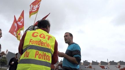 Des salariés de Fonderie du Poitou réunis, le 12 septembre 2011. (ALAIN JOCARD / AFP)