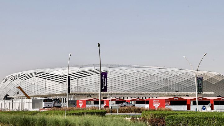 Le stade Education City où se déroulera le match entre la France et la Tunisie, lors de la Coupe du monde 2022 au Qatar. (MOHAMMED DABBOUS / AFP)