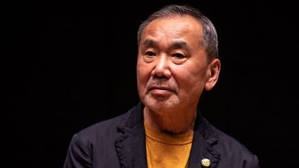 L'écrivain japonais Haruki Murakami participant à une conférence de presse autour de la Maison internationale de la littérature de Waseda, également connue sous le nom de bibliothèque Haruki Murakami, à l'université de Waseda à Tokyo, le 22 septembre 2021. (PHILIP FONG / AFP)