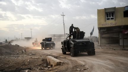 Les forces spéciales irakiennes près du village de Bazwaya, à l'est de Mossoul (Irak), le 31 octobre 2016. (BULENT KILIC / AFP)