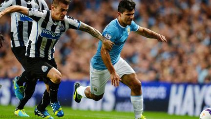 Debuchy (à gauche) souffre face à Agüero (ANDREW YATES / AFP)