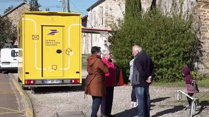 Dès mardi 23 avril, la Poste lance un nouveau service de "camion-bureau" itinérant, afin d'aller à la rencontre des habitants qui n'ont plus de bureau de poste. Il s'agit d'un camping-car, avec à son bord un guichet et deux postiers. (France 2)