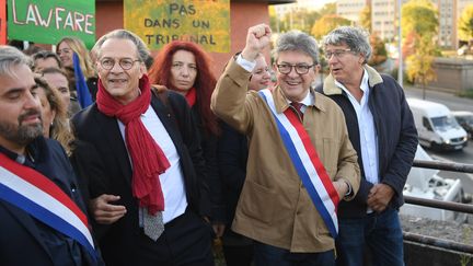 Jean-Luc Mélenchon, leader de la France insoumise, entourés de ces soutiens, le 19 septembre 2019 à Bobigny (Seine-Saint-Denis). (CHRISTOPHE ARCHAMBAULT / AFP)