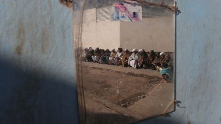 Des Afghans attendent dans le froid l'aide humanitaire &agrave; Herat (Afghanistan), le 9 d&eacute;cembre 2014. (MAXPPP)