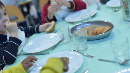 Distribution de repas dans une école de Valence, novembre 2014. (CHRISTOPHE ESTASSY / CROWDSPARK)