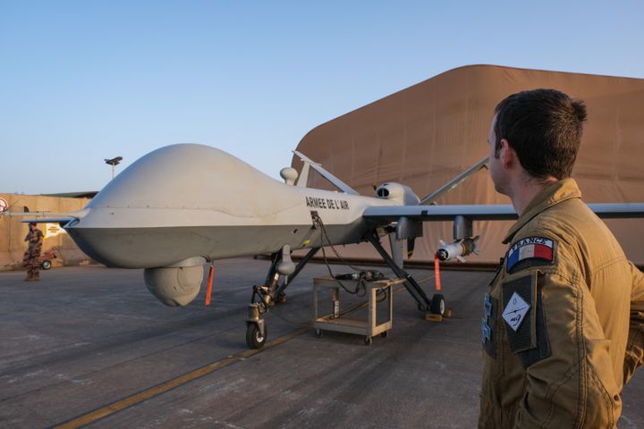 Un drone Reaper armé de deux bombes GBU-12 dans la base aérienne de Niamey au Niger en avril 2021.&nbsp; (FRED MARIE / HANS LUCAS / AFP)