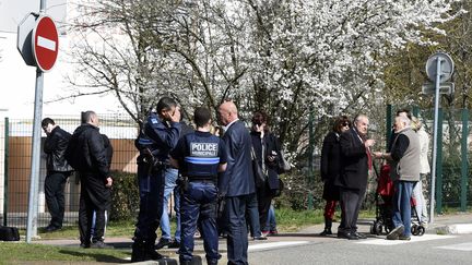 Des agents de police sont devant&nbsp;l'école Le Mas de la Raz à Villefontaine (Isère), le 24 mars 2015. (PHILIPPE DESMAZES / AFP)