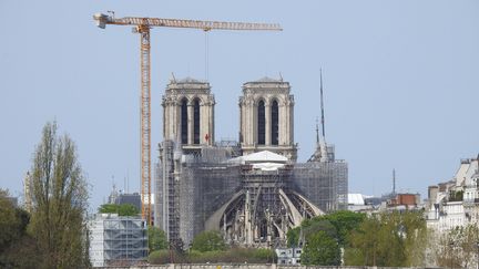 Des touristes viennent sur le parvis de nouveau accessible afin de voir la Cathedrale Notre Dame de Paris en chantier, quelques jours avant de la date d'anniversaire du 15 avril, 3 ans apres le drame.&nbsp; (XAVIER FRANCOLON/SIPA)