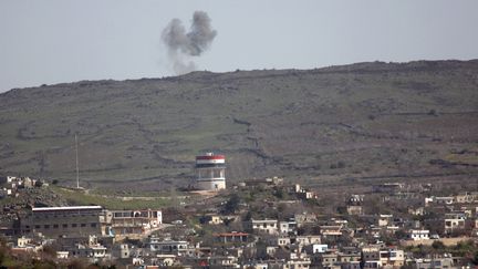 De la fum&eacute;e s'&eacute;chappe du village de Hadar (Syrie), non loin de&nbsp;la ligne de cessez-le-feu avec Isra&euml;l, le 20 mars 2013. (JALAA MAREY / AFP)