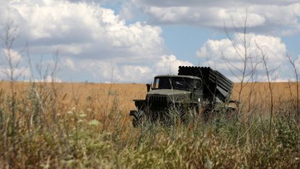 Un lance-roquettes russe roule dans un champ du Donbass (Ukraine), le 19 juillet 2022. (ANATOLII STEPANOV / AFP)