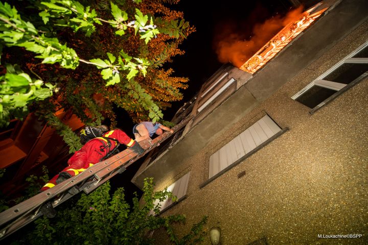 Les habitants ont dû être evacués avec des échelles à main par la façade. (M.Loukachine/BSPP)