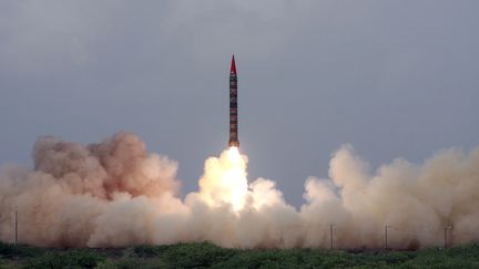 Un missile Hatf-VI est tiré depuis un lieu indéterminé au Pakistan, le 21 avril 2008. (REUTERS)