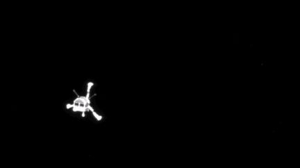 Le robot Philae, photographi&eacute; par la sonde Rosetta, apr&egrave;s son larguage vers la com&egrave;te "Tchouri", &agrave; plus de 500 millions de kilom&egrave;tres de la Terre, le 12 novembre 2014. (ESA / ROSETTA / MPS FOR OSIRIS TEAM / AFP)