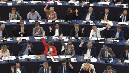 Des eurodéputés votent au Parlement européen, à Strasbourg, le 8 juin 2022. (FREDERICK FLORIN / AFP)