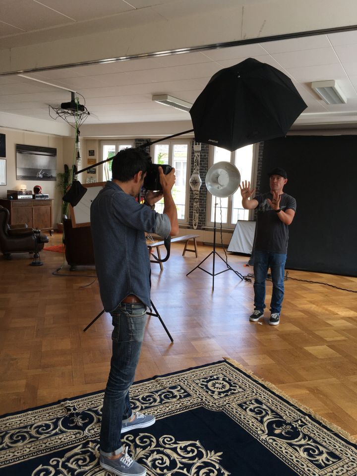 Séance photo dans le studio de Dom Daher pour la prochaine campagne d'Une bouteille à la mer (Franceinfo / M.Herenstein)