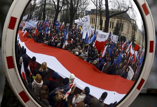 Manifestation à Varsovie le 12 mars 2016 contre la réforme du Tribunal constitutionnel (REUTERS - Kacper Pempel - File Photo)