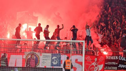 Des supporters nimois lors d'un match contre l'OL, le 24 mai 2019. (PASCAL GUYOT / AFP)