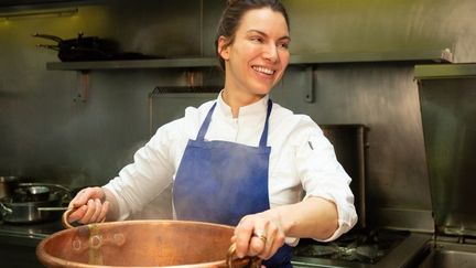 La cheffe Marie-Victorine Manoa, qui tient Aux Lyonnais le seul bouchon de la capitale, a repris la pause d'une célèbre photo de la Mère Brazier. (AUX LYONNAIS / THIRTY DIRTY FINGERS)