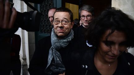 L'ancien urgentiste Nicolas Bonnemaison, entour&eacute; de son &eacute;pouse et de son avocat, &agrave; Angers, le 24 octobre 2015.&nbsp; (JEAN-SEBASTIEN EVRARD / AFP)