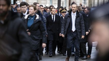 Emmanuel Macron sur les Champs Élysees dimanche 2 décembre. (ETIENNE LAURENT / EPA)