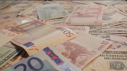 Économie : les prix vont-ils augmenter en raison de la&nbsp;chute&nbsp;de l'euro face au dollar ?&nbsp; (France 2)