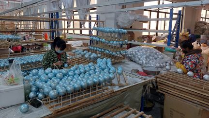 Cette usine chinoise de boules de Noël, à Yiwu, fabrique chaque année 250 millions de boules (SEBASTIEN BERRIOT / RADIO FRANCE)