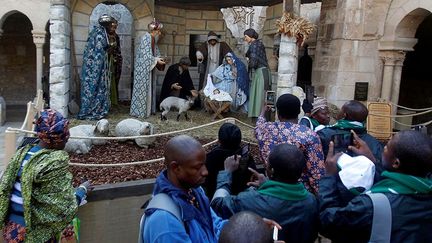 devant la grande crèche, les pèlerins y prient le fils de Dieu. (AFP / Abedalrahman Hassan / NurPhoto)