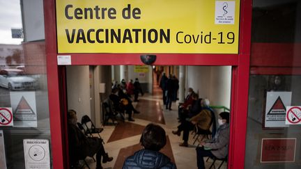 Une femme se rend dans un centre de vaccination à&nbsp;Brest (Finistère), le 6 avril 2021. (LOIC VENANCE / AFP)