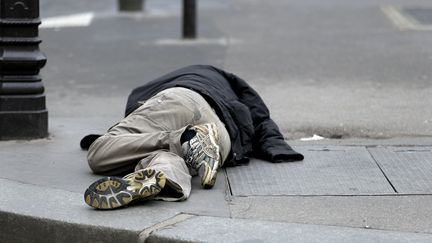 Un SDF dans les rues de Paris, en avril 2015. (KENZO TRIBOUILLARD / AFP)