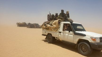 Des soldats de l'armée tchadienne pendant une opération militaire contre des rebelles, le 19 avril 2021 à Ziguey (Tchad). (ABDOULAYE ADOUM MAHAMAT / AFP)