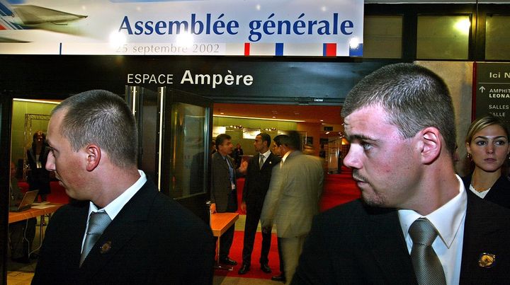 Des agents de s&eacute;curit&eacute; surveillent l'entr&eacute;e de l'assembl&eacute;e g&eacute;n&eacute;rale d'Air France au Cnit de la D&eacute;fense (Hauts-de-Seine), le 25 septembre 2002. (MARTIN BUREAU / AFP)