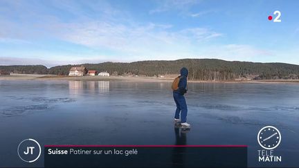 Suisse : du patinage sur le lac gelé des Taillères