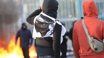 Des participants à une manifestation nationaliste en soutien à Yvan Colonna, le 7 mars 2022, devnat la préfecture de Bastia. (CHRISTIAN BUFFA / MAXPPP)