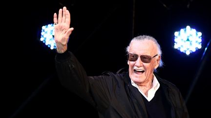 Le scénariste et auteur de bandes-dessinées Stan Lee, père de nombreux héros de l'univers Marvel, lors d'une visite au Tokyo Comic Con en 2017
 (Behrouz MEHRI / AFP)