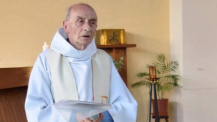 Le père Jacques Hamel, prêtre assassiné le&nbsp;26 juillet 2016 à Saint-Etienne-du-Rouvray (Seine-Maritime), lors d'une messe célébrée dans son église le 11 juin 2016. (AFP)