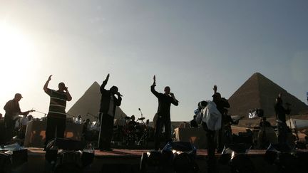 Les membres du mythique groupe de rap IAM, lors d'un concert en Egypte devant les Pyramides de Gizeh en 2008. (CRIS BOURONCLE / AFP)