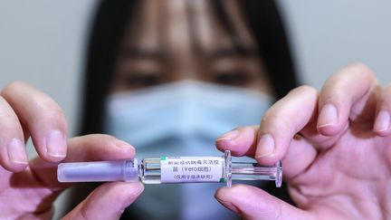 Une employée du groupe pharmaceutique Sinopharm manipule un échantillon inactif de vaccin contre de Covid-19 à Pékin (Chine), le 10 avril 2020. (ZHANG YUWEI / XINHUA)