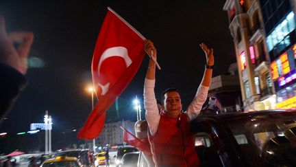 Des supporters du président turc célèbrent la victoire au "oui" au référendum turc à Istanbul (Tuquie), le 16 avril 2017. (ALEXEY VITVITSKY / SPUTNIK / AFP)