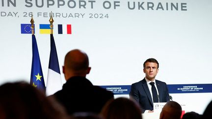 Le président français Emmanuel Macron s'exprime lors d'une conférence de presse à l'issue de la conférence internationale visant à renforcer le soutien occidental à l'Ukraine, à l'Elysée à Paris, le 26 février 2024. (GONZALO FUENTES / POOL / AFP)