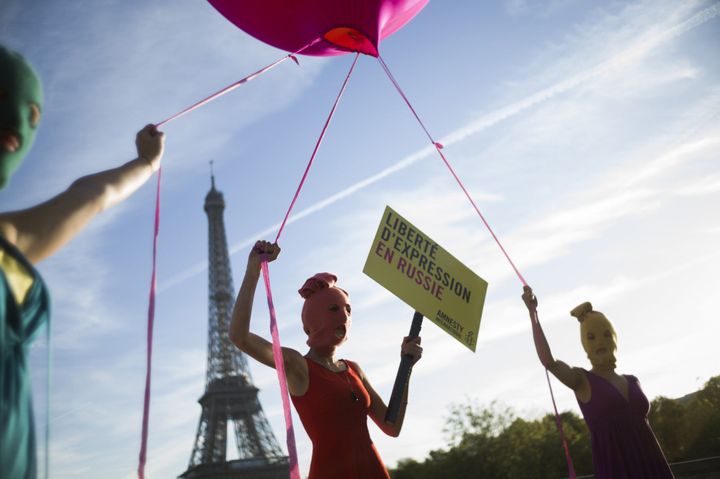 Lundi 1er octobre, Amnesty France a déployé un ballon encagoulé, en soutien aux Pussy Riot
 (Fred Dufau/AFP)